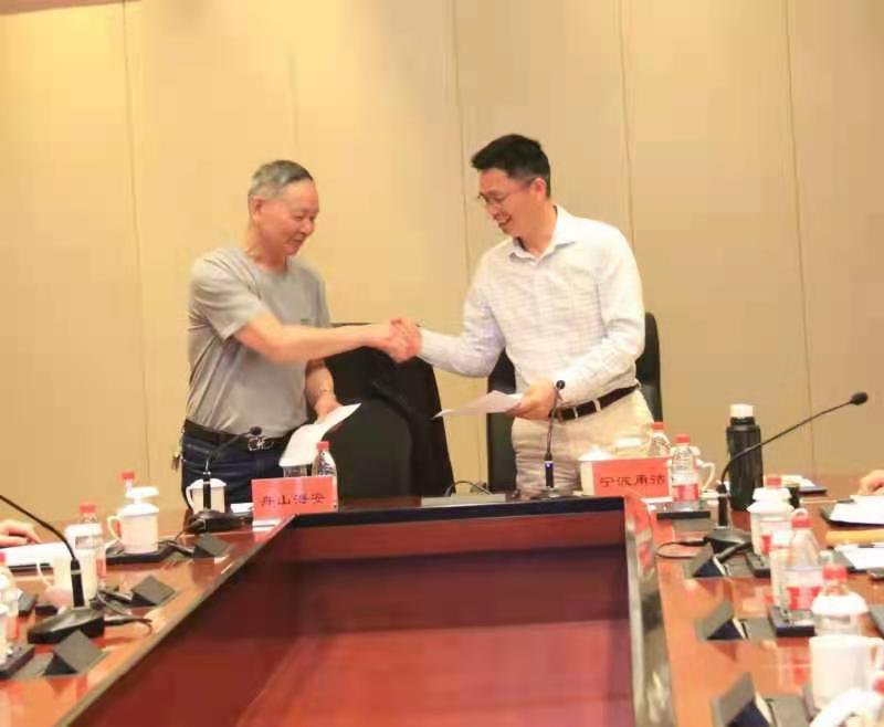 近日,在我司与宁波甬洁溢油应急服务有限公司共同倡议下,双方完成了关于宁波、舟山港域船舶污染防备与应急联动协作机制合作协议的签订工作。 签约仪式上,双方就船舶污染防备与应急联动协作机制等事宜进行了友好交流协商。两家公司均为具备“一级”能力的专业清污单位,双方的服务区域均覆盖宁波-舟山港及其近海海域。为实现宁波、舟山两地船舶污染应急资源的整合与信息共享,提升区域船舶污染事故的应对与协作能力,更有效应对船舶溢油应急处置和日常应急防备工作,明确双方的责任和义务,在此基础上签订了协作机制。 其中包括船舶污染清除协议